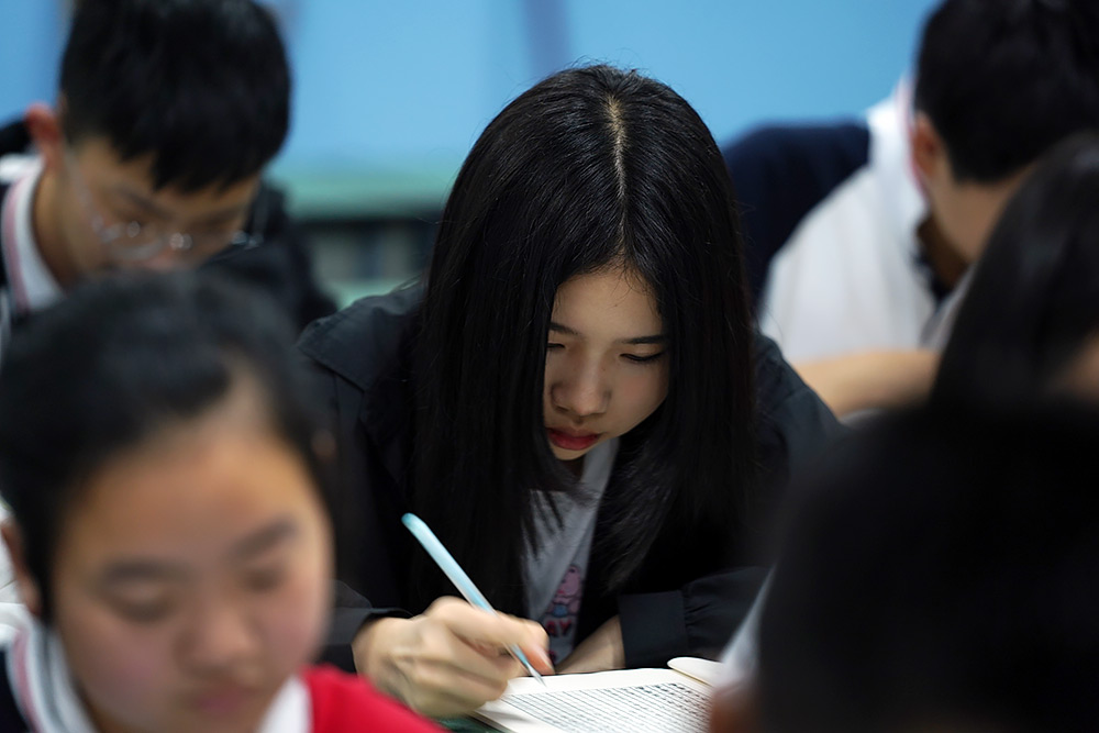 四川科慧学校,学生学习,晚自习课